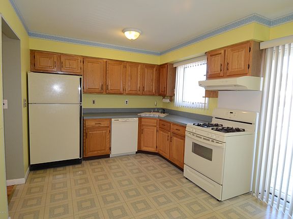 3rd image of 89 Titus Ave