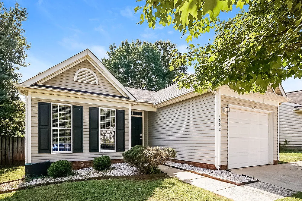3 bed, 2.0 bath, 1237 sqft, $2,110 — Photo 3