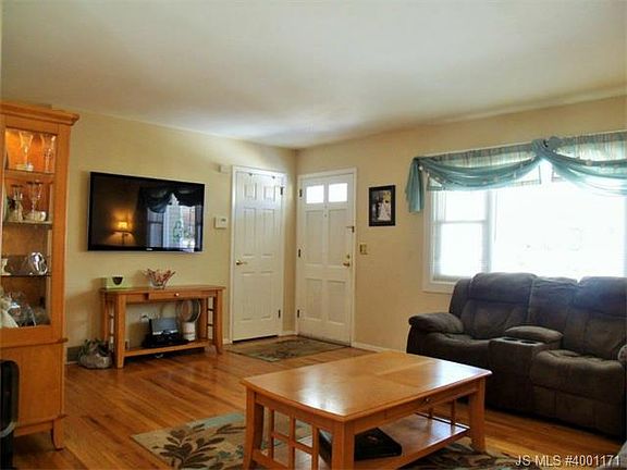 3rd image of 533 Runyon Dr