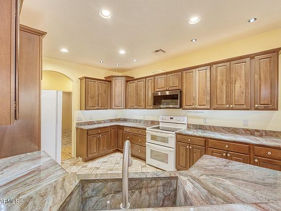 4th image of 452 N HIGGIE Lane #455