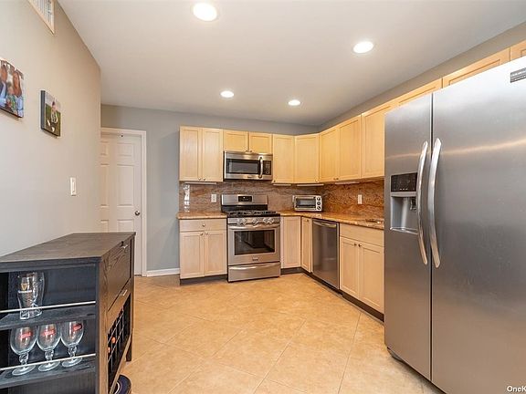 5th image of 225 E Broadway