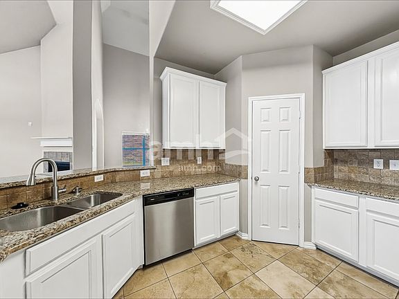 4th image of 708 Devontree Ct