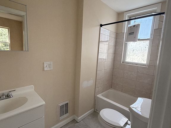 5th image of 373-375 Blatchley Ave #3C