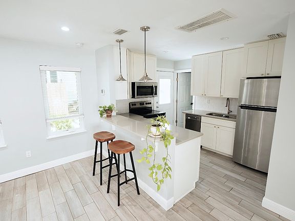 2nd image of 3209 Plaza Pl