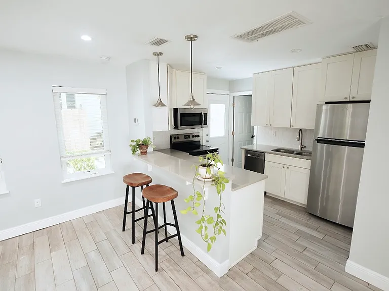 3209 Plaza Pl — Photo 2