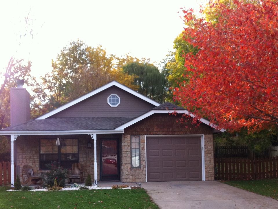 1st image of 905 NW Downing Ct