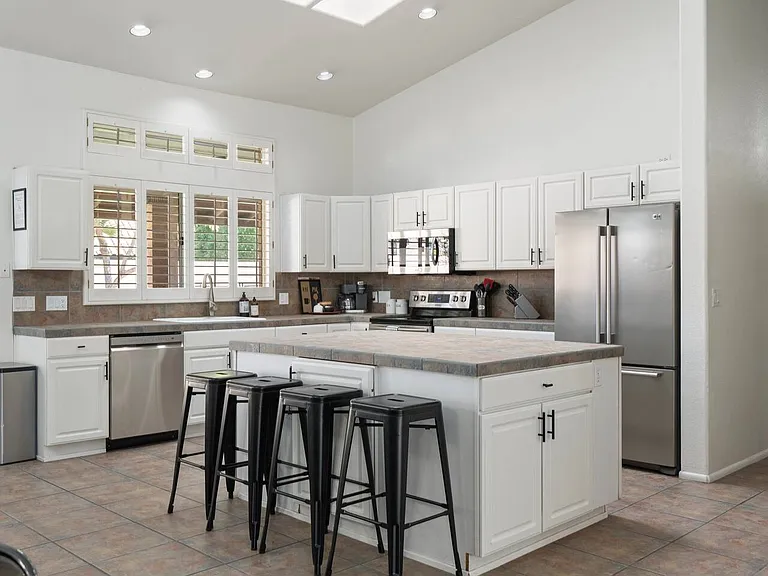 N 56th Pl — Photo 10