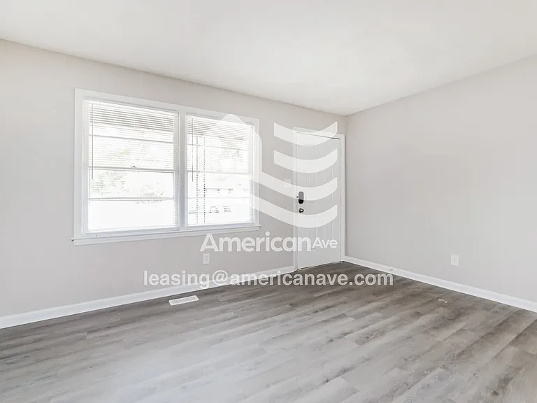1483817_003_living_room_12693045.jpg
