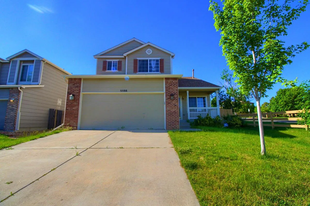 5 bed, 2.5 bath, 2072 sqft, $3,100 — Photo 2