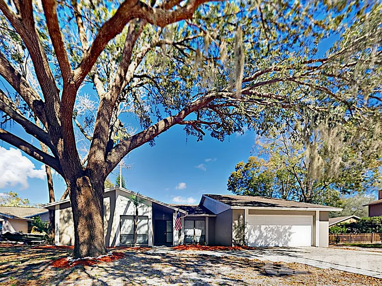 610 Oakmoss Dr — Photo 2
