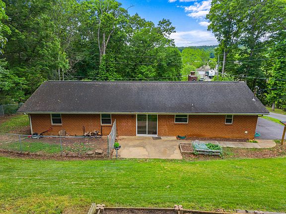 4th image of 1549 Park Ln