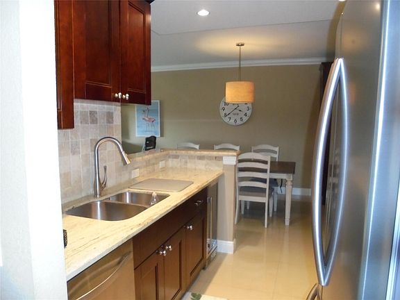 5th image of 400 N Riverside Dr APT 401