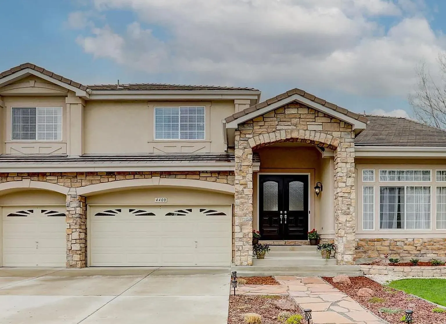 5 bed, 4900 sqft, $5,300 — Photo 1