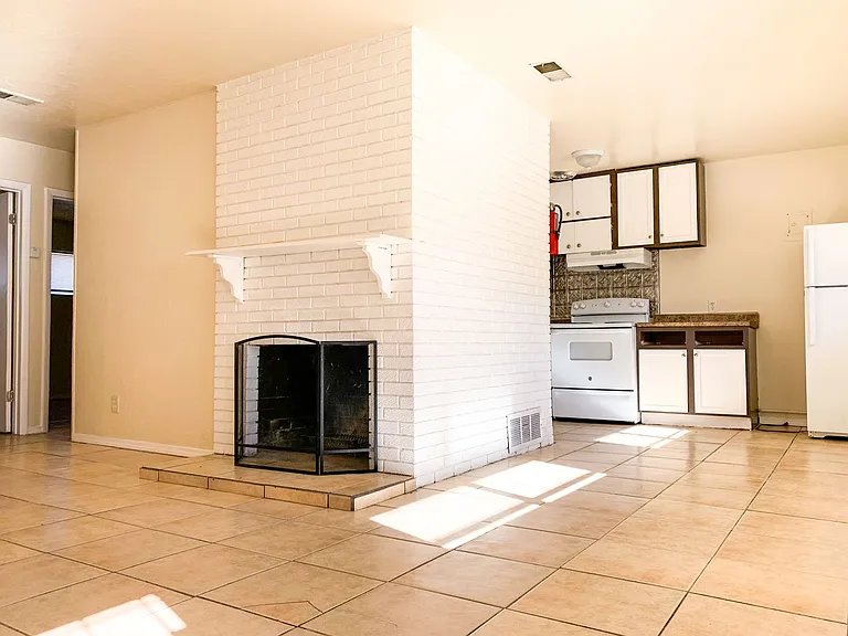 Spacious 2 Bedroom Apartment with Fireplace — Photo 9