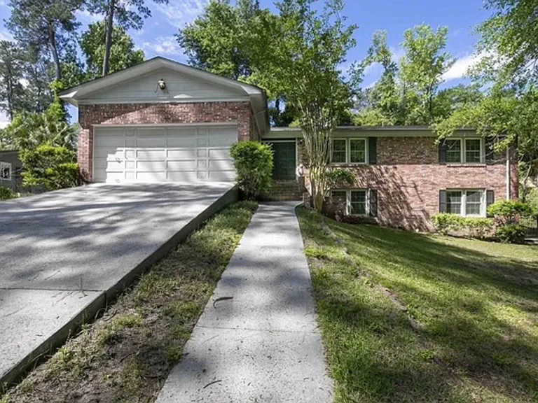 1110 Slann Dr — Photo 1