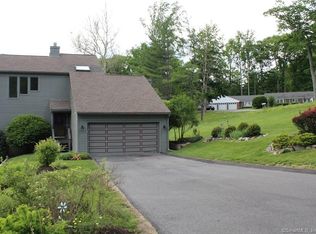 60 Ledgewood Dr #60, Brookfield, CT 06804