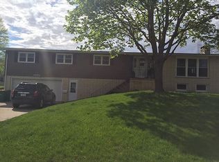 1021 Glendale Park Dr, Hampton, IA 50441