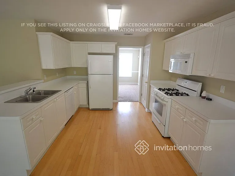 935 Oak Bluff Ct — Photo 4