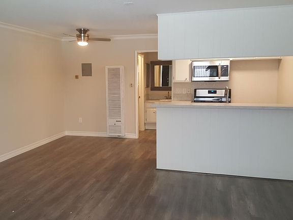 5th image of 13049 Oxnard St APT 15