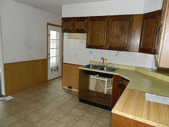 3rd image of 699 Martha Dr
