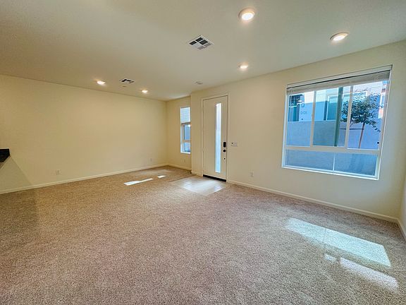 4th image of 984 Holly Ln