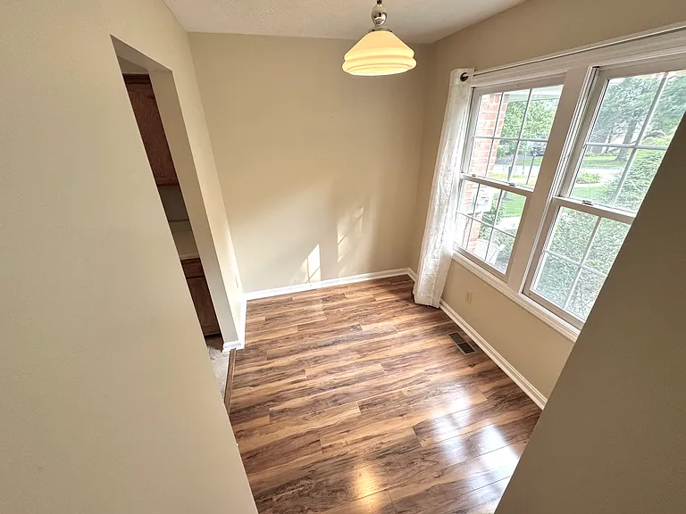 208 Meadowview Dr — Photo 4