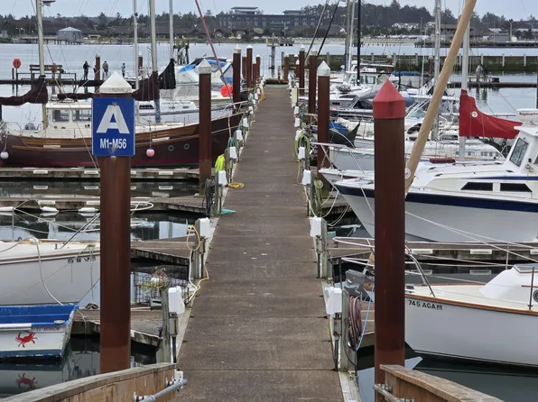 1000 SE Bay Blvd #M-17, Newport, OR 97365