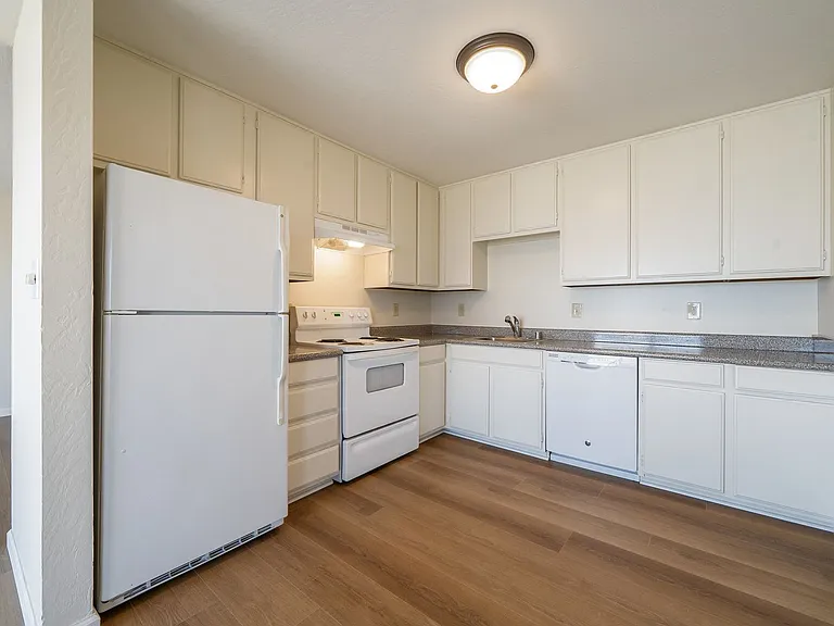545 Burnett Avenue — Photo 13