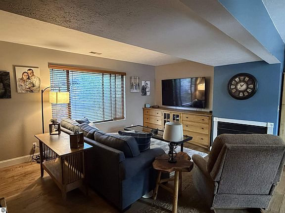 3rd image of 3913 Emily Ln