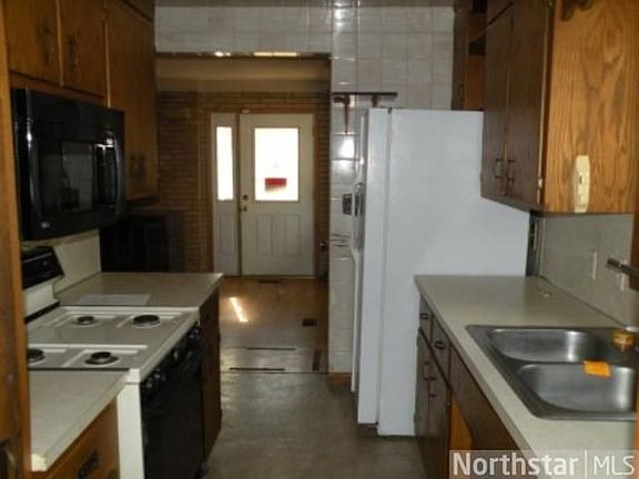 5th image of 2128 Cottage Ave E