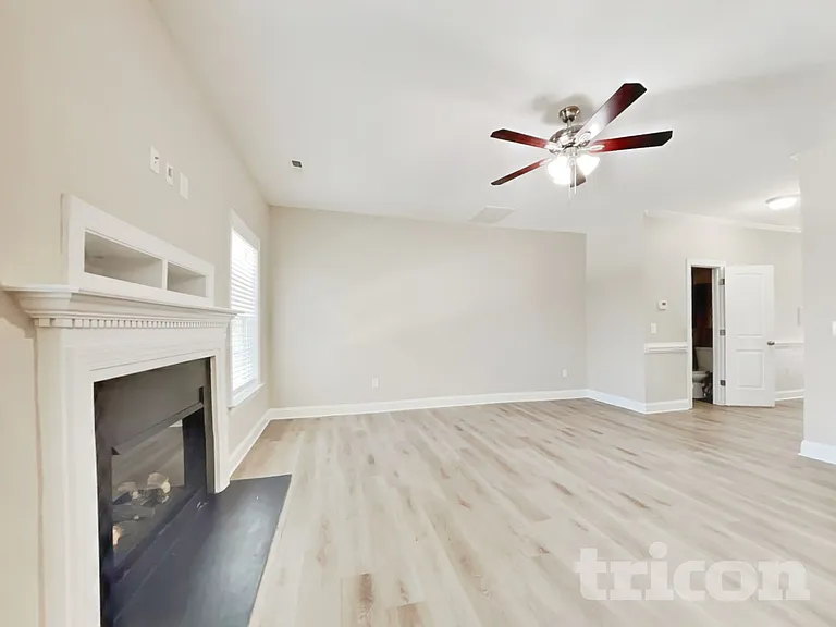 685 Century Dr — Photo 3