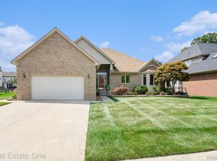 54149 Acadia Dr, Macomb, MI 48042