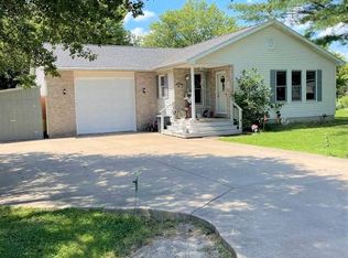 11 Bear Ct, Pittsfield, IL 62363