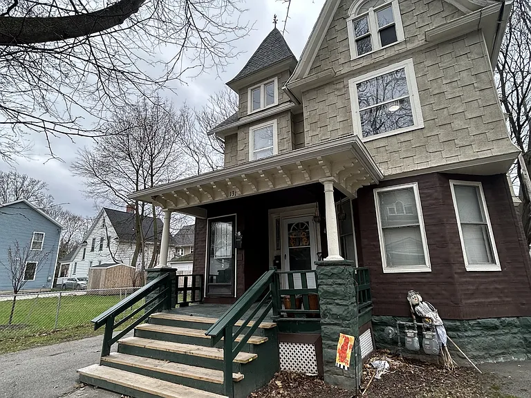 131 Baldwin St — Photo 1