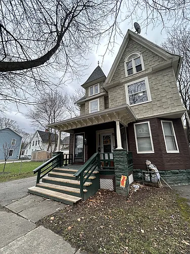 131 Baldwin St Photo 1