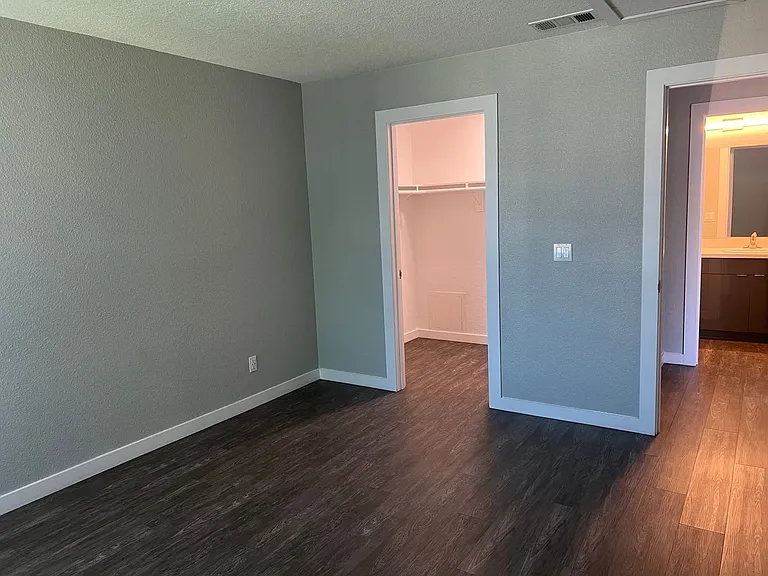 River House Apartments — Photo 41