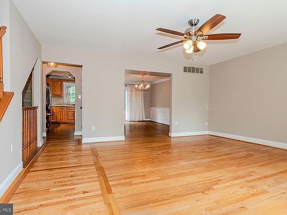 5th image of 262 Michele Cir