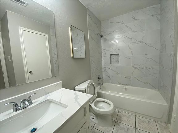 4th image of 12730 Labelle Ln