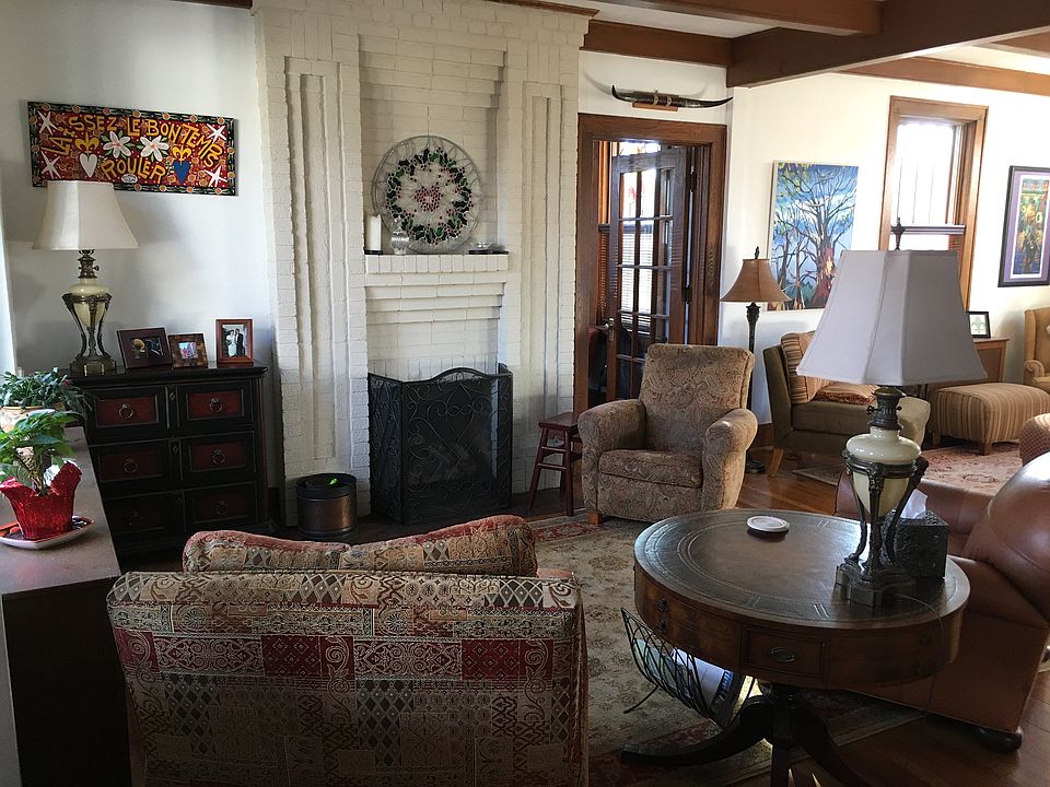 Entry view - sitting area