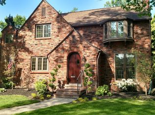 560 Barrington Rd, Grosse Pointe Park, MI 48230