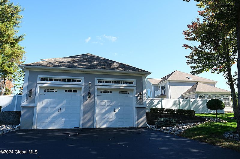 3rd image of 1 Carriage Hill Lane