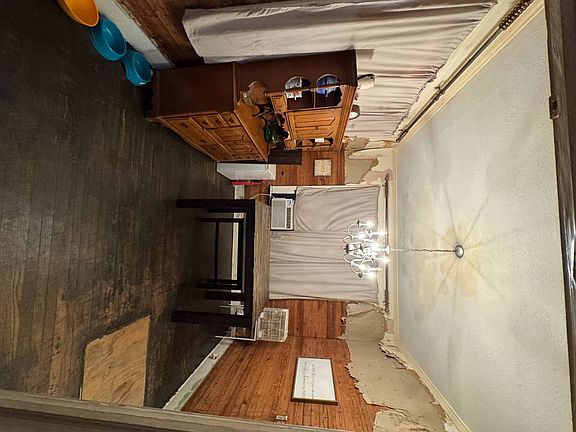 5th image of 301 W 3rd St