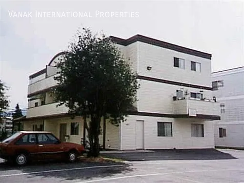 9477 College St Photo 1