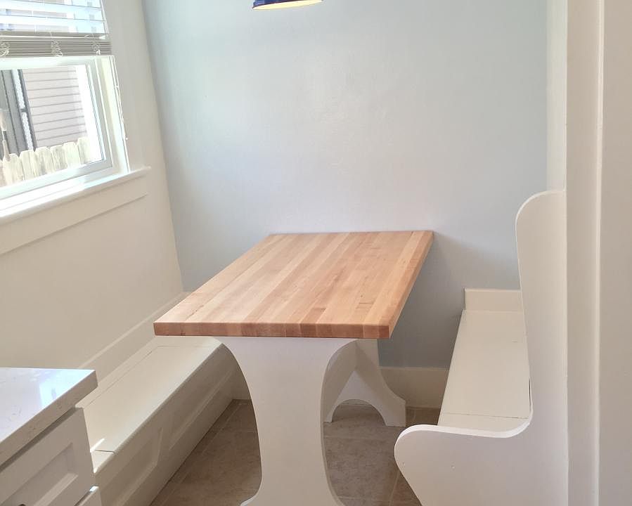 Kitchen built-in breakfast area
