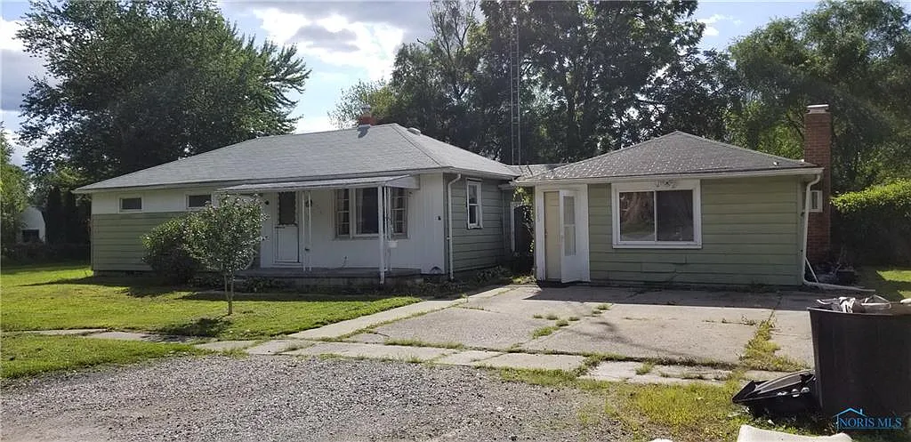 105 Connelsville Ave photo 1