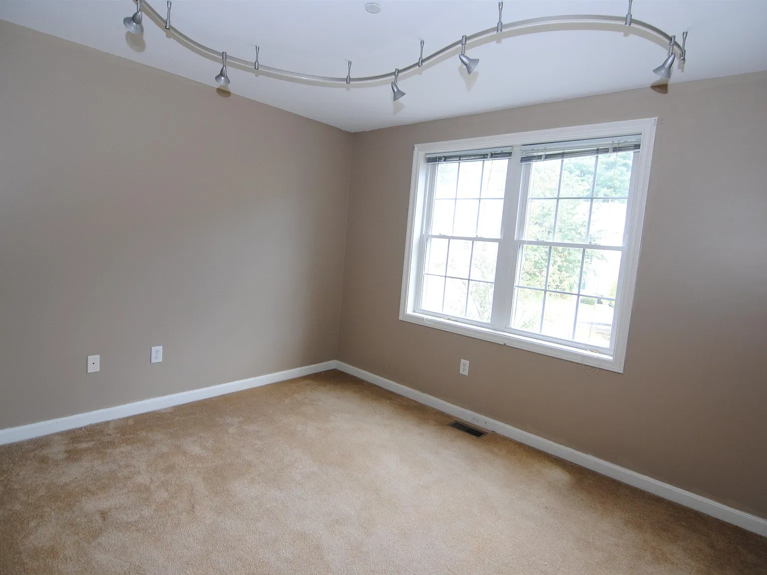 2 bed, 2.5 bath, 1764 sqft, $3,000 — Photo 3