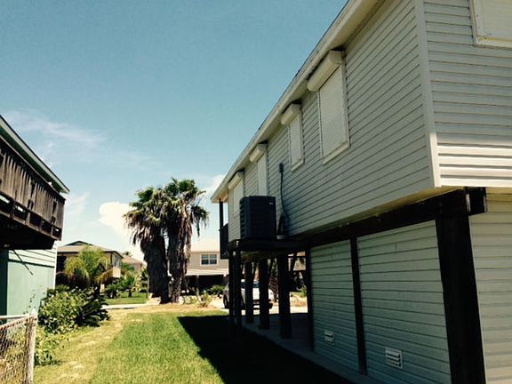 4th image of 635 Pelican Cir