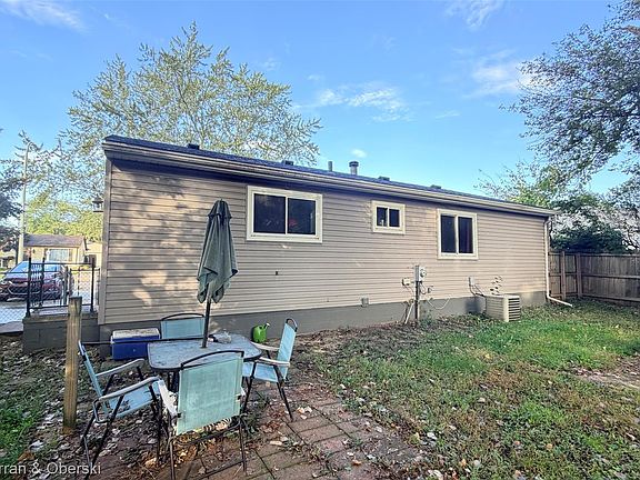 3rd image of 15559 Orchard St