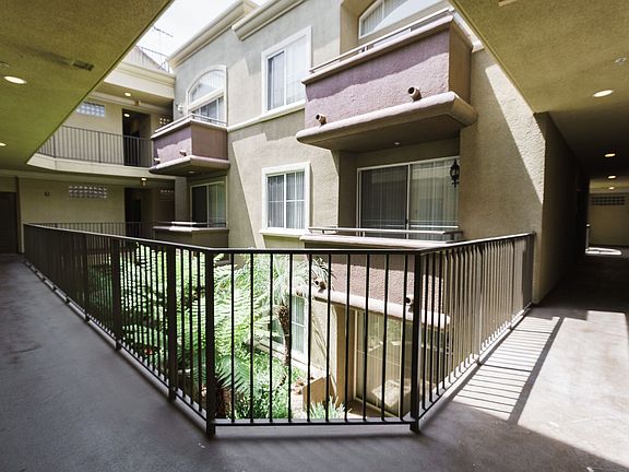 3rd image of 2225 S Beverly Glen Blvd APT 301
