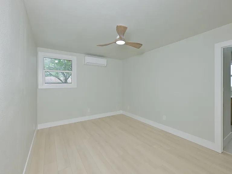 1161 Howard St — Photo 10